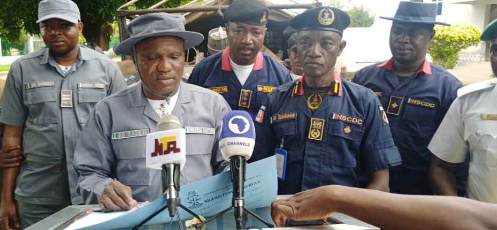 Customs hands over canter with railway locomotive parts to NSCDC in Niger