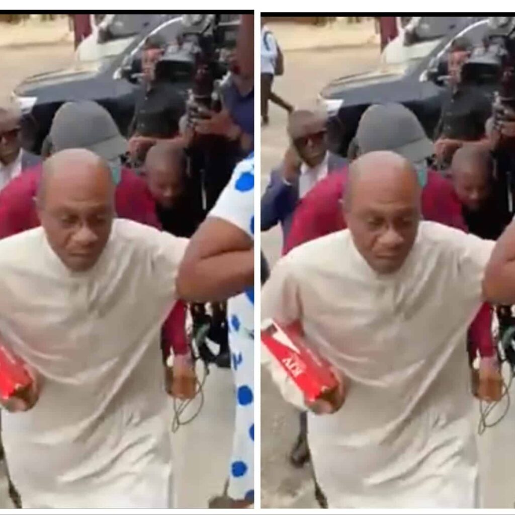 Nigerians React To Video Of Emefiele Being Dragged As He Arrives Court