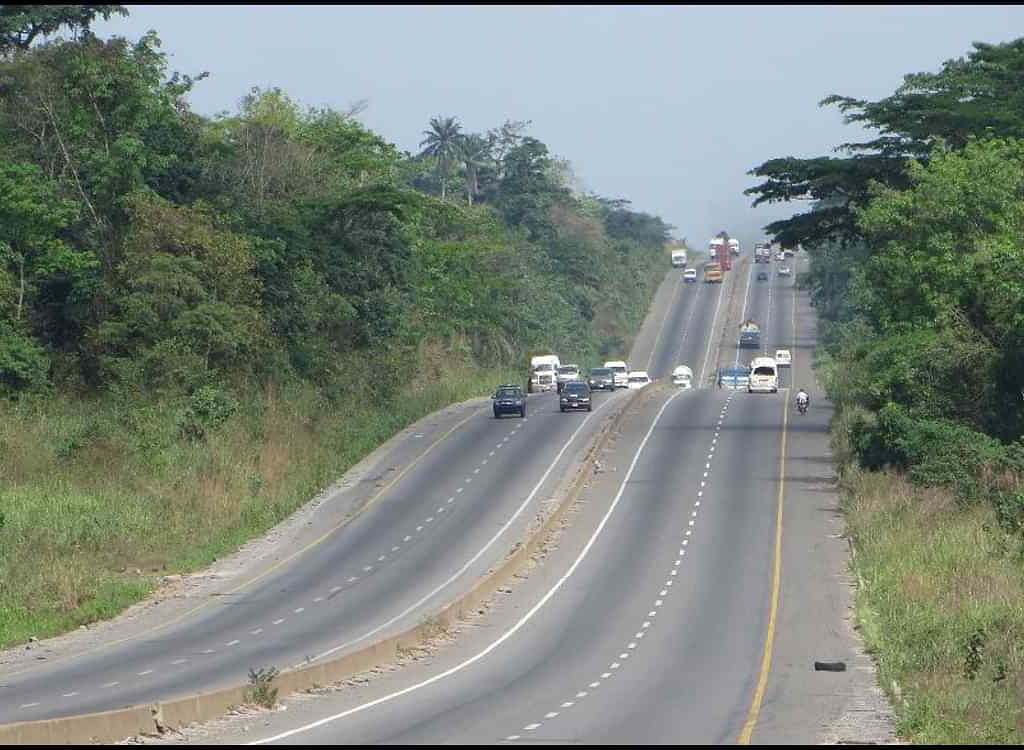 Four dead in crash involving 21 persons on Lagos-Ibadan road