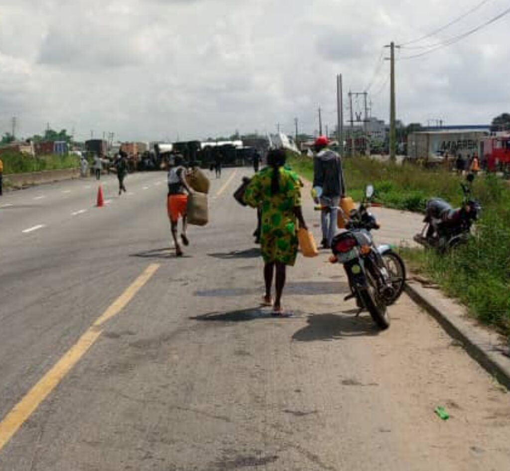 Ogun residents attempt to scoop fuel from fallen tanker on Lagos-Ibadan expressway