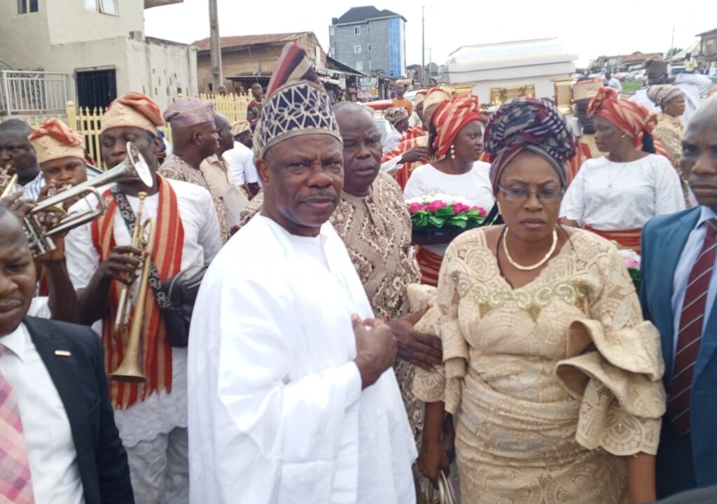 Amosun fulfils dying wish of loyalist