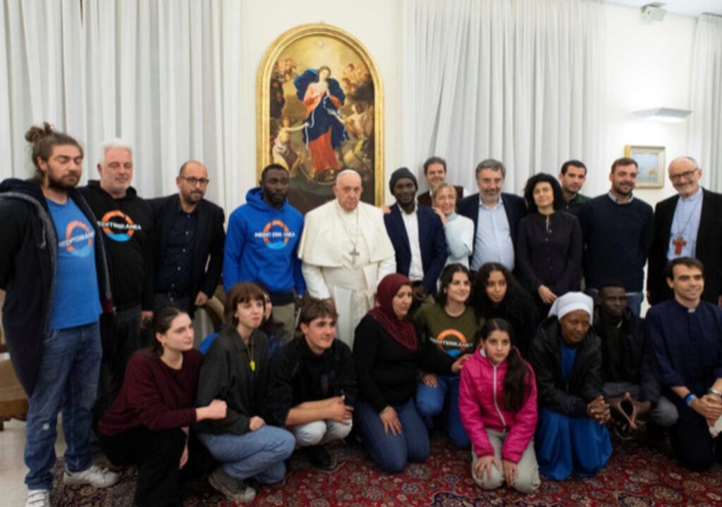 Pope receives relatives of captives, calls for peace in Israel, Palestine