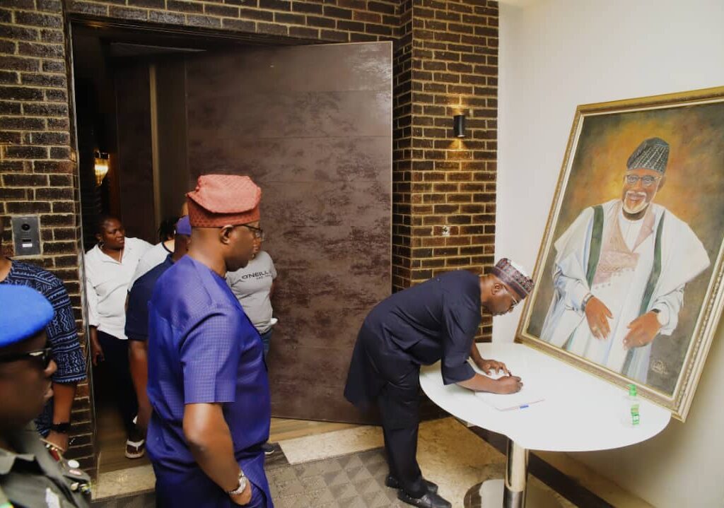 Abdulrazaq, Makinde visit Akeredolu's family in Ibadan [PHOTO]