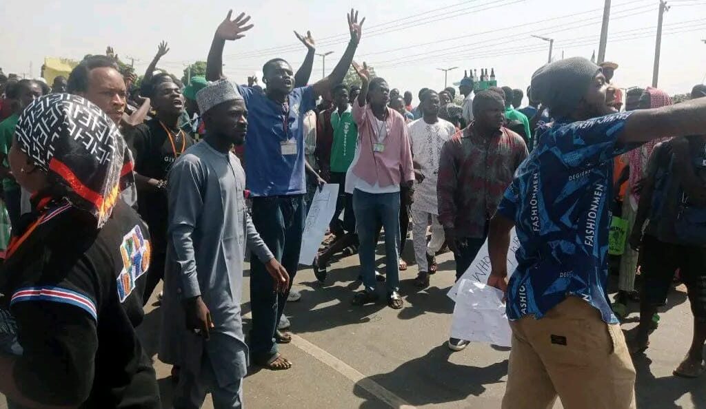 Protests erupt in Lafia as gunmen kidnap university students (Photos)