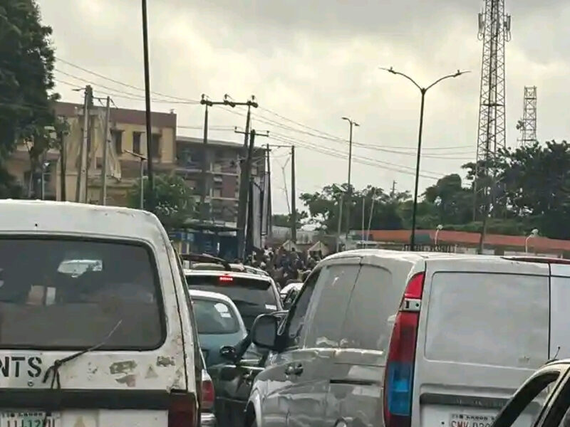 BREAKING: Commuters, staff stranded as students protest renaming of Polytechnic Ibadan