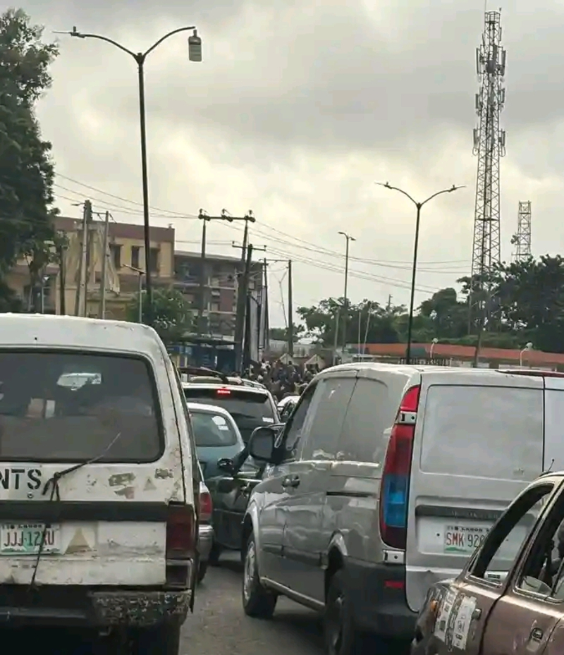 BREAKING: Commuters, staff stranded as students protest renaming of Polytechnic Ibadan